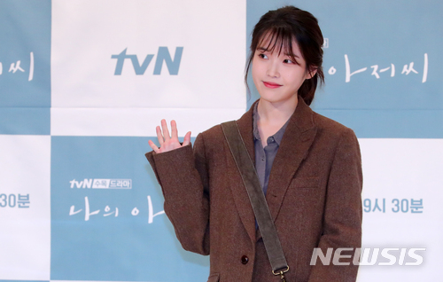 [서울=뉴시스]배훈식 기자 = 11일 오후 서울 영등포구 타임스퀘어 아모리스홀에서 열린 tvN 수목 드라마 '나의 아저씨' 기자간담회에 참석한 배우 이지은이 포즈를 취하고 있다. 2018.04.11. dahora83@newsis.com