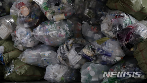 【서울=뉴시스】임태훈 기자 = 11일 오후 서울의 한 아파트 단지 분리수거장에 폐 비닐, 플라스틱 등이 수거되지 않고 쌓여 있다.&nbsp; 이날 서울시에 따르면, 9일 기준 서울 시내 공동주택(아파트) 단지중 약 37%에 해당하는 1516개 단지가 폐비닐류 수거에 차질을 빚고 있는 것으로 나타났다. 2018.04.11.&nbsp; taehoonlim@newsis.com