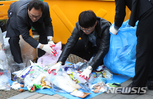 [서울=뉴시스] 지난 2018년 4월11일 오후 서울의 한 아파트 단지 분리수거장에서 서울시 자원순환과, 마포구 청소과 직원들이 폐 비닐 등 재활용품 분리배출 점검을 하고 있다. (사진=뉴시스 DB)