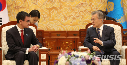 【서울=뉴시스】문재인 대통령이 고노 다로(河野太郎) 일본 외무상(왼쪽)을 접견하고 있는 모습. (사진=뉴시스DB). 2018.04.11