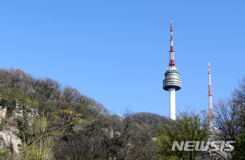 【서울=뉴시스】임태훈 기자 = 미세먼지 농도가 '보통'을 보인 11일 오후 서울 남산 위로 파란 하늘이 모습을 드러내고 있다. 2018.04.11. taehoonlim@newsis.com