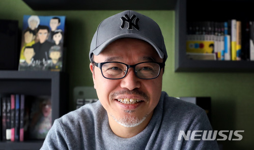 【서울=뉴시스】임태훈 기자 = 교양만화 '오리진'의 윤태호 작가가 지난 달 30일 서울 강남구 누룩미디어 사무실에서 뉴시스와 인터뷰에 앞서 포즈를 취하고 있다. 2018.04.12. taehoonlim@newsis.com