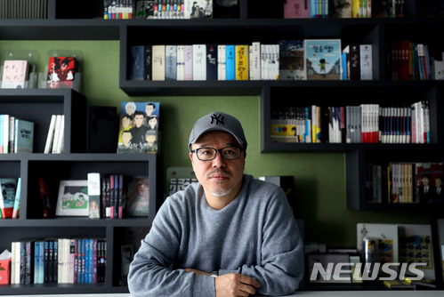 【서울=뉴시스】임태훈 기자 = 교양만화 '오리진'의 윤태호 작가가 지난 달 30일 서울 강남구 누룩미디어 사무실에서 뉴시스와 인터뷰에 앞서 포즈를 취하고 있다. 2018.04.12. taehoonlim@newsis.com