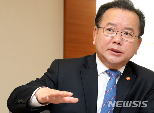 【서울=뉴시스】박주성 기자 = 김부겸 행정안전부장관이&nbsp; 11일 오전 서울 세종로 정부서울청사에서 뉴시스와 인터뷰를 하고 있다. 2018.04.11. park7691@newsis.com