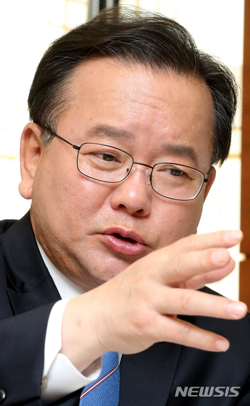 【서울=뉴시스】박주성 기자 = 김부겸 행정안전부장관이 11일 오전 서울 세종로 정부서울청사에서 뉴시스와 인터뷰를 하고 있다. 2018.04.11. park7691@newsis.com