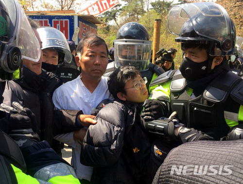 【성주=뉴시스】배소영 기자 = 12일 오전 경북 성주군 초전면 소성리 진밭교에서 주민 200여 명이 사드(THAAD·고고도미사일방어체계)기지 시설공사 자재 반입 등을 앞두고 경찰과 주민 간에 충돌을 빚고 있다. 2018.04.12. soso@newsis.com