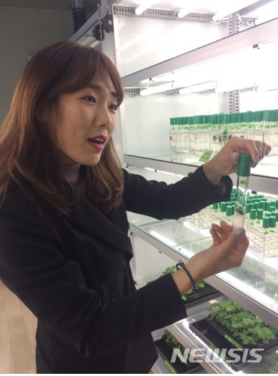 【세종=뉴시스】 '청년농 스마트팜 종합자금' 1호 대출자 서수원(여·27)씨. 2018.04.12. (사진= 농림축산식품부 제공)