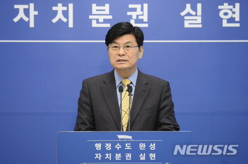 【세종=뉴시스】노왕섭 기자 = 이춘희 세종시장이 12일 시청 2층 정음실에서 정례브리핑을 통해 '옥외광고물 종합 정비계획'과 '2018 교육지원사업 계획'에 대해 설명하고 있다. 2018.04.12. (사진=세종시청 제공) photo@newsis.com