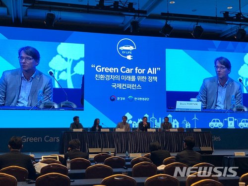 【서울=뉴시스】한주홍 기자 = 환경부 주관 'EV 트렌드 코리아 2018'의 부대행사로 12일 서울 삼성동 코엑스에서 '친환경차의 미래를 위한 정책 국제 컨퍼런스'가 열렸다. 2018.04.12 hong@newsis.com