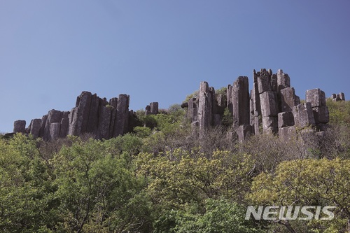【광주=뉴시스】구길용 기자 = 광주시는 12일 프랑스 파리 유네스코 본부에서 개최된 제204차 유네스코 집행이사회에서 무등산권 지질공원이 세계지질공원으로 인증됐다고 밝혔다. 사진은 국립공원 무등산의 입석대. 2018.04.12. (사진=광주시 제공)&nbsp;&nbsp; photo@newsis.com 