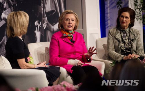 【그랜드 래피즈=AP/뉴시스】 힐러리 클린턴 전 국무장관, 전 퍼스트레이디가 4월 11일 미시간주 그랜드 래피즈에서 열린 전 퍼스트레이디 오찬회에서 발언하고 있다.&nbsp; 클린턴은 10일 호주의 한 포럼에서 김정은의 구체적 행동 이전에 미국이 너무 양보해서는 안된다며 북미정상회담에 대한 우려를 표명했다. 2018.05.11&nbsp; 