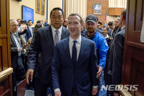 【워싱턴=AP/뉴시스】마크 저커버그 페이스북 최고경영자(CEO)가 11일(현지시간) 워싱턴에서 열린 미 하원 에너지 및 상업위원회 청문회를 마친 뒤 퇴장하고 있다. 2018. 4.12