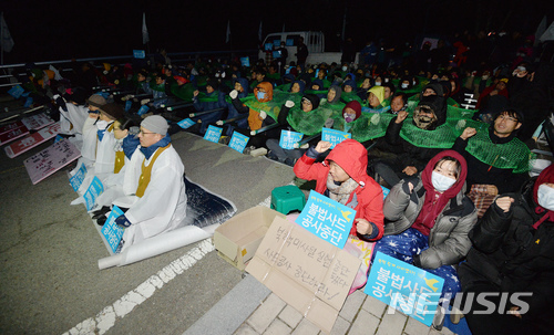 【대구=뉴시스】우종록 기자 = 12일 오전 경북 성주군 초전면 소성리 진밭교에서 사드(THAAD·고고도미사일방어체계) 기지의 생활공간 개선을 위한 건설장비·자재 반입을 반대하는 종교단체와 주민들이 기지 진입로를 막고 있다. 2018.04.12. wjr@newsis.com