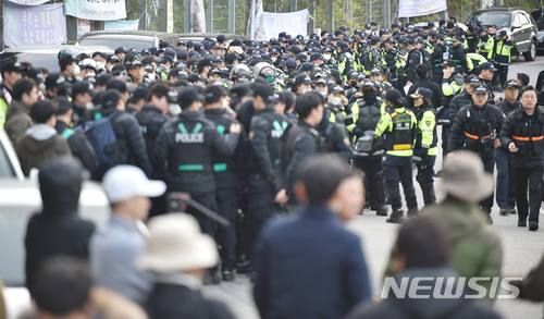 【대구=뉴시스】우종록 기자 = 12일 오전 경북 성주군 초전면 소성리 진밭교에서 사드(THAAD·고고도미사일방어체계) 기지의 생활공간 개선을 위한 건설장비·자재 반입을 막으려는 주민과 경찰이 대치하고 있다. 2018.04.12.&nbsp; wjr@newsis.com 