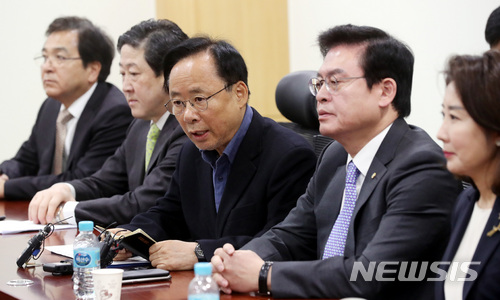 【서울=뉴시스】박영태 기자 = 12일 오전 서울 영등포구 여의도 국회 의원회관에서 자유한국당 비홍준표 중진의원 모임에서 이주영 의원이 발언하고 있다. 왼쪽부터 심재철, 유기준, 이주영, 정우택, 나경원, 정진석 의원. 2018.04.12.since1999@newsis.com