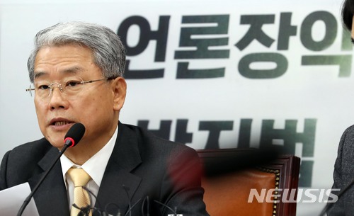 【서울=뉴시스】홍효식 기자 = 바른미래당 김동철 원내대표가 12일 오전 서울 여의도 국회에서 열린 제4차 원내대책회의에 참석해 모두발언을 하고 있다. 2018.04.12. yesphoto@newsis.com