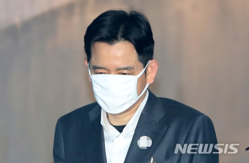 【서울=뉴시스】이영환 기자 = 최인호 변호사가 지난 12일 오전 서울 서초구 서울중앙지방법원에서 열린 1심 선고공판에 출석하고 있다. 2018.04.12.&nbsp; 20hwan@newsis.com