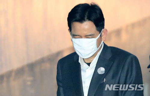 【서울=뉴시스】이영환 기자 = 최인호 변호사가 12일 오전 서울 서초구 서울중앙지방법원에서 열린 1심 선고공판에 출석하기 위해 호송차에서 내려 법정으로 향하고 있다. 최 변호사는 지난 2011년 대구 K2 소음피해 손해배상 소송에서 이긴 주민 1만여 명의 배상금을 배분하는 과정에서 자신의 성공보수 외에 주민들이 받아야 할 지연이자를 포함, 122억원을 불법으로 챙긴 혐의를 받고 있다. 2018.04.12.&nbsp; 20hwan@newsis.com