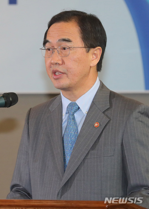 【서울=뉴시스】배훈식 기자 = 12일 오전 서울 종로구 세종문화회관 세종홀에서 열린 세종연구소-대통령 직속 정책기획위원회 공동 주최 세종국가전략포럼 '2018 남북정상회담과 한반도 냉전구조 해체 전략'에 참석한 조명균 통일부 장관이 축사를 하고 있다. 2018.04.12. dahora83@newsis.com