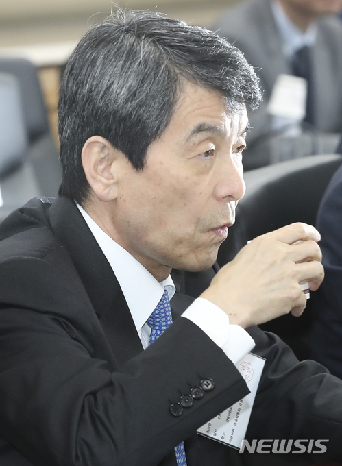 【서울=뉴시스】최진석 기자 = 12일 오전 종로구 세종대로 정부서울청사 금융위원회 대회의실에서 열린 '한국GM 협력업체 상황 등 점검을 위한 은행장 간담회'에 참석한 이동걸 KDB산업은행 회장이 물을 마시고 있다. 2018.04.12.&nbsp; myjs@newsis.com 