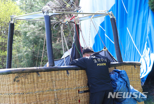 【서귀포=뉴시스】우장호 기자 = 12일 오전 8시11분께 제주 서귀포시 남원읍 신흥리 물영아리 오름 북쪽 상공에서 13명이 탄 열기구가 추락했다. 출동한 경찰이 열기구 내부를 살펴보고 있다. 2018.04.12. woo1223@newsis.com