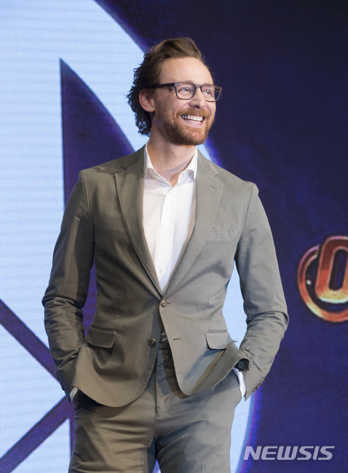 【서울=뉴시스】 조수정 기자 = 영화 '어벤져스: 인피니티 워'에 출연한 톰 히들스턴이 12일 오전 서울 포시즌스호텔에서 열린 기자회견에서 포즈를 취하고 있다. 영화는 오는 25일 개봉한다. 2018.04.12. chocrystal@newsis.com