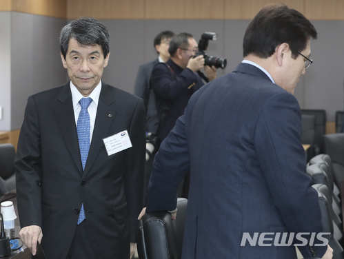 【서울=뉴시스】최진석 기자 = 12일 오전 종로구 세종대로 정부서울청사 금융위원회 대회의실에서 열린 '한국GM 협력업체 상황 등 점검을 위한 은행장 간담회'에 이동걸(왼쪽) KDB산업은행 회장이 참석하고 있다. 오른쪽은 최종구 금융위원장. 2018.04.12. myjs@newsis.com
