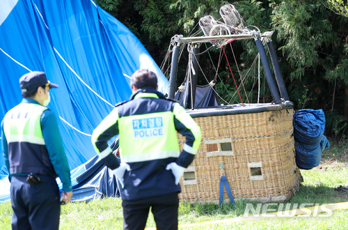 【서귀포=뉴시스】우장호 기자 = 12일 오전 8시11분께 제주 서귀포시 남원읍 신흥리 물영아리 오름 북쪽 상공에서 13명이 탄 열기구가 추락했다. 사진은 나무에 걸려 추락한 열기구 모습. 2018.04.12.&nbsp; woo1223@newsis.com