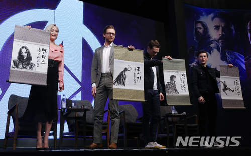 【서울=뉴시스】조수정 기자 = 영화 '어벤져스:인피니티 워' 배우 폼 클레멘티에프, 톰 히들스턴, 베네딕트 컴버배치, 톰 홀랜드(왼쪽부터)가 12일 오전 서울 종로구 포시즌스호텔에서 열린 기자회견에서 선물받은 족자를 들어보이고 있다. 영화는 오는 25일 개봉한다. 2018.04.12. chocrystal@newsis.com
