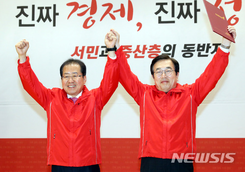 【서울=뉴시스】박영태 기자 = 12일 오전 서울 영등포구 여의도 국회 의원회관에서 진행된 자유한국당 6.13 지방선거 후보자 출정식에서 홍준표 대표로부터 공천장을 받은 서병수 부산광역시장 후보가 손을 들고 기념촬영을 하고 있다. 2018.04.12.since1999@newsis.com