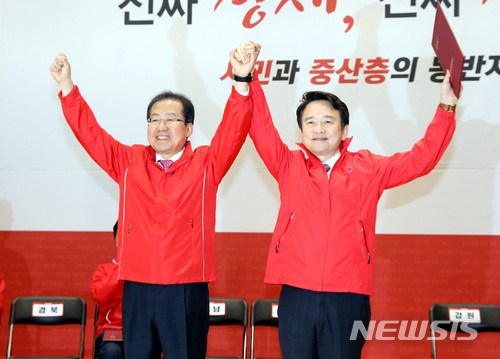 【서울=뉴시스】박영태 기자 = 12일 오전 서울 영등포구 여의도 국회 의원회관에서 진행된 자유한국당 6.13 지방선거 후보자 출정식에서 홍준표 대표로부터 공천장을 받은 남경필 경기도지사 후보가 손을 들고 기념촬영을 하고 있다. 2018.04.12.since1999@newsis.com