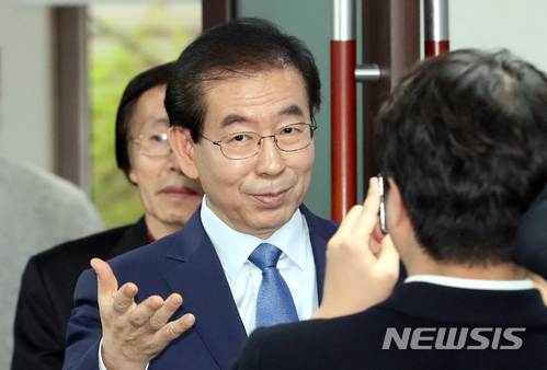 【서울=뉴시스】이종철 기자 = 박원순 서울시장이 12일 서울 여의도 더불어민주당사에서 서울시장 더불어민주당 후보 경선 출마 선언을 하면서 여유있는 표정을 보이고 있다. 2018.04.12.&nbsp; jc4321@newsis.com