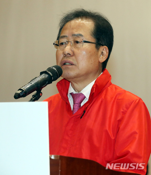 【서울=뉴시스】박영태 기자 = 12일 오전 서울 영등포구 여의도 국회 의원회관에서 진행된 자유한국당 6.13 지방선거 후보자 출정식에서 홍준표 대표가 인사말을 하고 있다. 2018.04.12.since1999@newsis.com