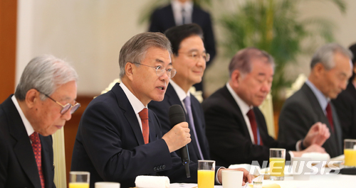 【서울=뉴시스】전진환 기자 = 문재인 대통령이 12일 오후 남·북정상회담 원로자문단과 오찬 간담회가 열린 청와대 충무실에서 인사말을 하고 있다.&nbsp; 한완상(왼쪽부터) 자문위원, 문재인 대통령, 홍석현 자문위원, 문정인 자문위원, 황원탁. 2018.04.12.&nbsp; amin2@newsis.com