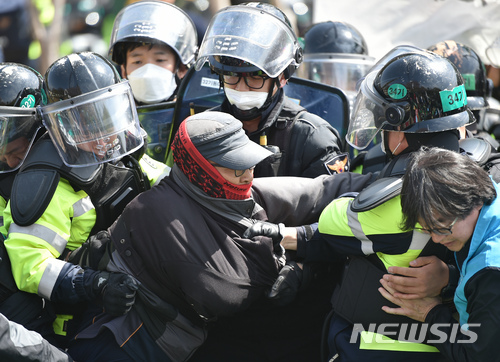 【성주=뉴시스】우종록 기자 = 지난 12일 오전 경북 성주군 초전면 소성리 진밭교에서 경찰이 사드(THAAD·고고도미사일방어체계) 기지의 생활공간 개선을 위한 건설장비·자재 반입을 막으려는 주민과 종교단체 회원들을 강제해산시키고 있다. 2018.04.12. wjr@newsis.com