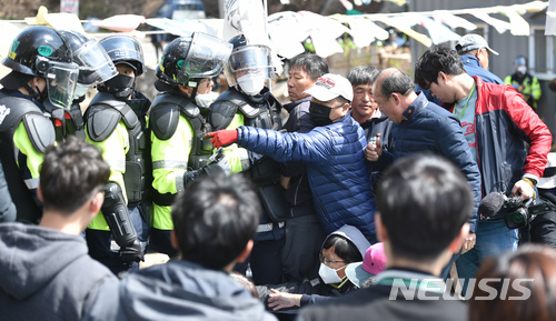 【성주=뉴시스】우종록 기자 = 12일 오전 경북 성주군 초전면 소성리 진밭교에서 경찰이 사드(THAAD·고고도미사일방어체계) 기지의 생활공간 개선을 위한 건설장비·자재 반입을 막으려는 주민과 종교단체 회원들을 강제해산시키고 있다. 2018.04.12. wjr@newsis.com