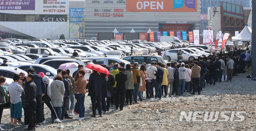 【세종=뉴시스】강종민 기자 = 12일 오전 세종시의 한 견본주택 앞에서 부적격 및 미계약으로 발생한 잔여세대 아파트에 접수하기 위해 청약예정자들이 길게 줄지어 차례를 기다리고 있다. 2018.04.12. ppkjm@newsis.com