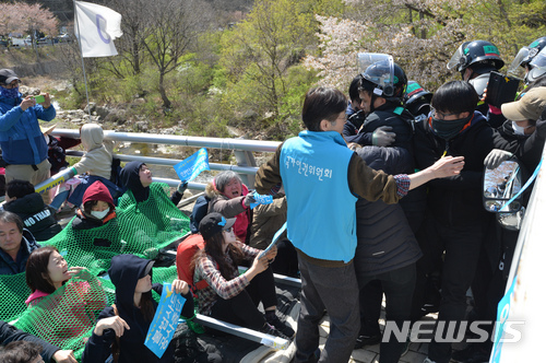 【성주=뉴시스】우종록 기자 = 12일 오전 경북 성주군 초전면 소성리 진밭교에서 경찰이 사드(THAAD·고고도미사일방어체계) 기지의 생활공간 개선을 위한 건설장비·자재 반입을 막으려는 주민과 종교단체 회원들을 강제해산시키고 있다. 2018.04.12. wjr@newsis.com