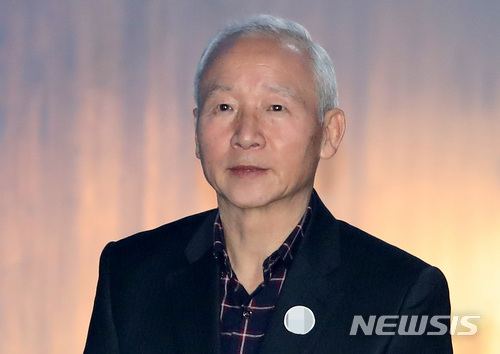 【서울=뉴시스】이영환 기자 = 남재준 전 국정원장이 12일 오후 서울 서초구 서울지방법원에서 열린 국가정보원 특수활동비(특활비) 상납 의혹 관련 박근혜 전 대통령의 측근 '문고리 3인방(정호성, 안봉근, 이재만 전 청와대 비서관)'의 5차 공판에 증인으로 출석하고 있다. 2018.04.12. 20hwan@newsis.com