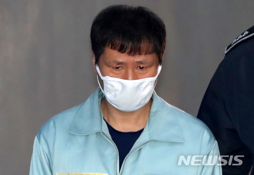 【서울=뉴시스】이영환 기자 = 박근혜 정부시절 청와대 비서관 안봉근이 12일 오후 서울 서초구 서울지방법원에서 열린 국가정보원 특수활동비(특활비) 상납 의혹 관련 5차 공판에 출석하고 있다. 2018.04.12. 20hwan@newsis.com