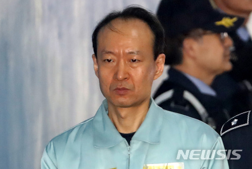 【서울=뉴시스】이영환 기자 = 박근혜 정부시절 청와대 비서관 이재만이 12일 오후 서울 서초구 서울지방법원에서 열린 국가정보원 특수활동비(특활비) 상납 의혹 관련 5차 공판에 출석하고 있다. 2018.04.12.&nbsp; 20hwan@newsis.com