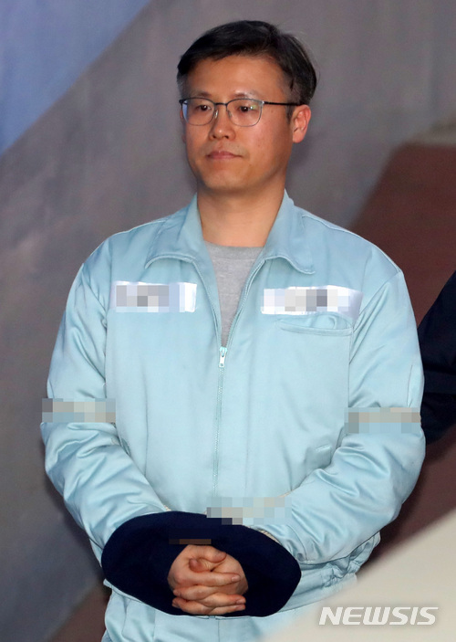 【서울=뉴시스】이영환 기자 = 정호성 전 청와대 부속비서관이 지난달 12일 오후 서울 서초구 서울지방법원에서 열린 국가정보원 특수활동비(특활비) 상납 의혹 관련 5차 공판에 출석하고 있다. 2018.04.12.&nbsp; 20hwan@newsis.com