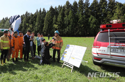 【서귀포=뉴시스】우장호 기자 = 12일 오전 제주 서귀포시 남원읍 신흥리 물영아리 오름 북쪽 상공에서 13명이 탄 관광용 열기구가 추락한 가운데 소방당국이 사고 발생 상황을 브리핑 하고 있다. 2018.04.12. woo1223@newsis.com