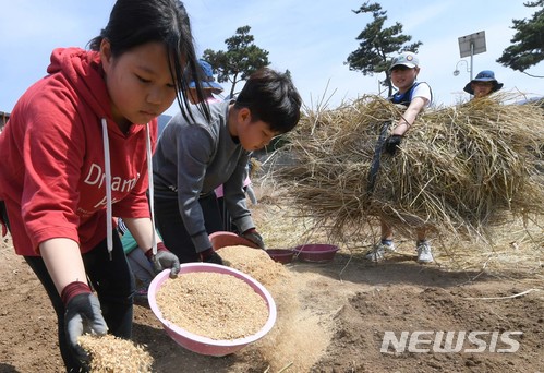 [서울=뉴시스] 왕겨 등을 이용한 친환경 농법을 배우는 모습. (사진은 기사 내용과 관련 없습니다.) (사진=뉴시스 DB). photo@newsis.com