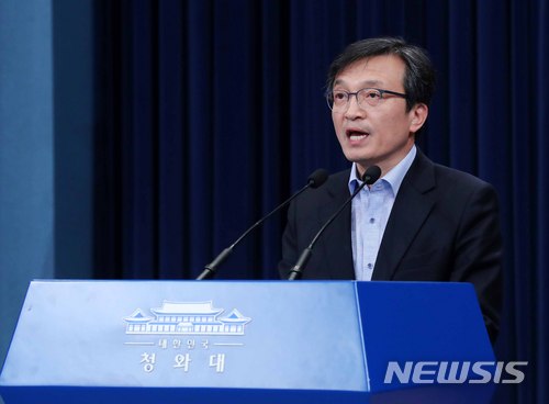 【서울=뉴시스】전신 기자 = 김의겸 대변인이 12일 청와대 춘추관 대브리핑룸에서 김기식 금융감독원장 관련 브리핑을 하고 있다. 2018.04.12. photo1006@newsis.com