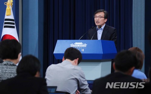 【서울=뉴시스】전신 기자 = 김의겸 대변인이 12일 청와대 춘추관 대브리핑룸에서 김기식 금융감독원장 관련 브리핑을 하고 있다. 2018.04.12.&nbsp; photo1006@newsis.com