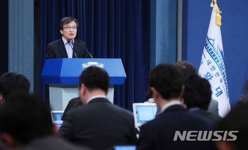 【서울=뉴시스】전신 기자 = 김의겸 대변인이 12일 청와대 춘추관 대브리핑룸에서 김기식 금융감독원장 관련 브리핑을 하고 있다. 2018.04.12. photo1006@newsis.com