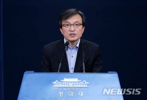【서울=뉴시스】전신 기자 = 김의겸 대변인이 12일 청와대 춘추관 대브리핑룸에서 김기식 금융감독원장 관련 브리핑을 하고 있다. 2018.04.12. photo1006@newsis.com