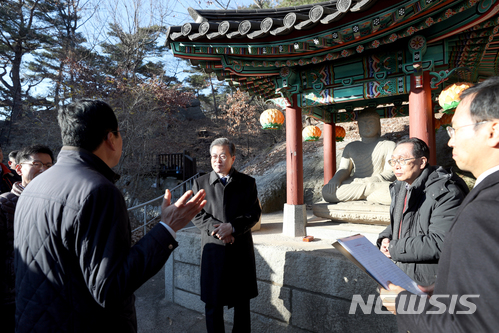 【서울=뉴시스】청와대는 경내 대통령 관저 뒤편에 위치한 '석불좌상'이 국가지정문화재(보물 제1977호)로 지정됐다고 12일 밝혔다.사진은 문재인 대통령이 지난해 12월 문화재위원들의 청와대 내 '석불좌상'정밀측정·분석관련 설명을 듣는 모습. 2018.04.12. (사진=청와대 제공) photo@newsis.com