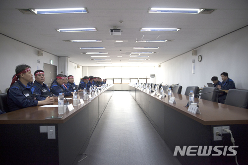 【서울=뉴시스】한국지엠 노사는 오늘(12일) 오후 13시30분에 2018년 임단협 8차 교섭을 열 예정이었지만 교섭 장소와 CCTV 설치 여부를 놓고 갈등을 빚다 무산됐다.사진은 12일 오후 한국지엠 인천 부평공장 LR대회의실에 참석한 한국지엠 노조 관계자들의 모습. 2018.04.12. (사진=한국지엠 노조 제공) photo@newsis.com